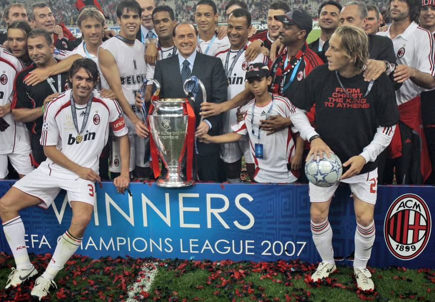 Il Milan batte il Liverpool 2-1 il 23 maggio 2007: a festeggiare, con Kakà, Maldini e gli altri, c&#39;è anche Berlusconi. Ap